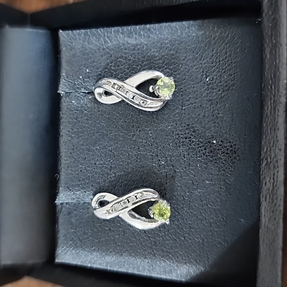 Infinity Peridot BirthStone Earrings - Picture 2 of 4